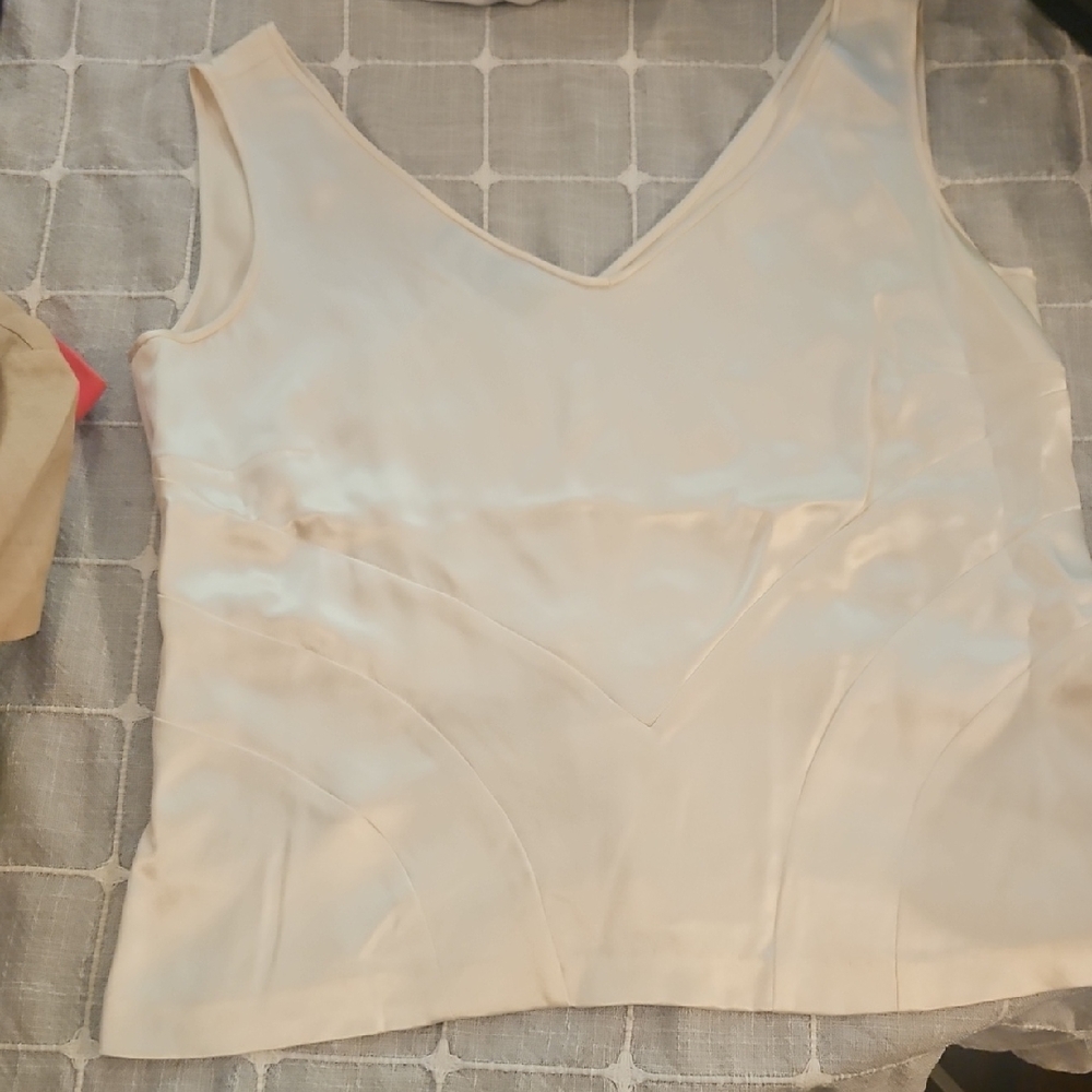 Jones New York Cream V-Neck Sleeveless Blouse
